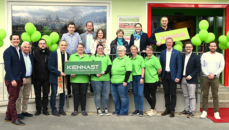 Foto v.l.: Mag. Alexander Kiennast, KR Julius Kiennast, Kaplan Stephan Neukamm, Pfarrer Stanislaw Milczanowski, Monika Schaffer, Geschäftsleiterin Jaqueline Kielmayer, Anita Eidher, Michaela Riener, Monika Vanek, Mag. Julius Kiennast, Bürgermeister Stefan